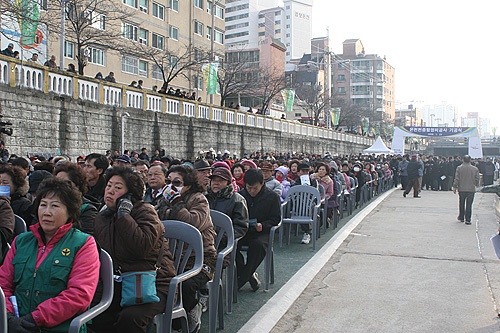 쌀쌀한 날씨에도 불구하고 많은 주민들이 기공식에 참석했다.