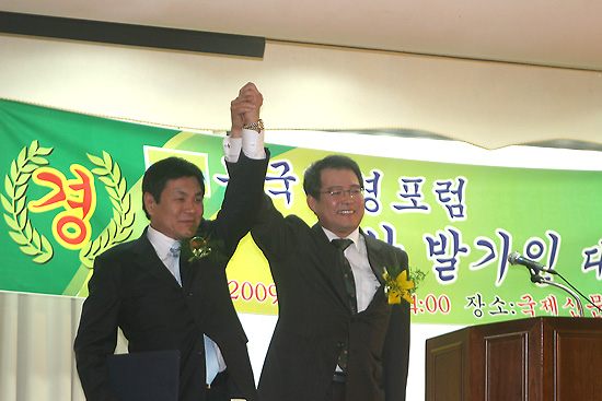 ▲하만호 부산지부 대표(사진 왼쪽)