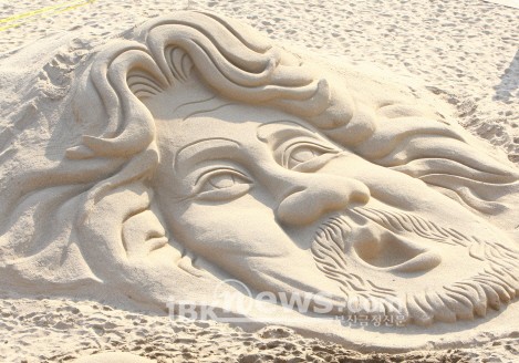 일본의 국민배우 야쿠쇼 코지씨를 형상화한 모래조각