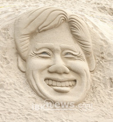 한국의 국민배우 안성기를 형상화한 모래조각