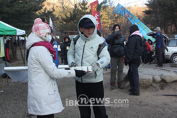 금정산을 찾은 시민들에게 삼세 한방 병원에서 한방차를 무료로 나눠주고 있다.