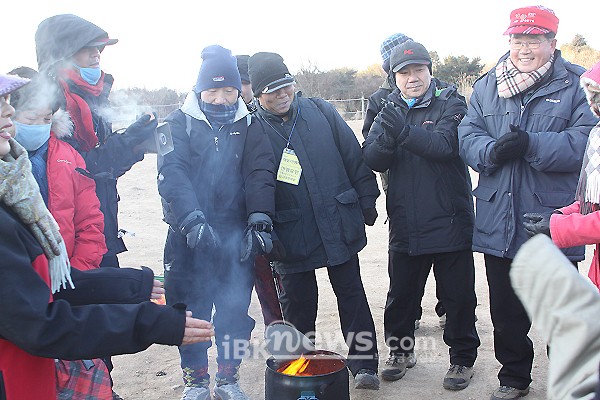 금정문화원 해돋이 행사 진행 요원들이 소원지를 태우며 행사를 마무리하고 있다.