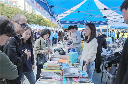 지난 20일 송상현광장에서 열린‘2019 위아자 나눔장터’에서비엔그룹‧대선주조 임직원이 기부 물품을 판매하고 있다.
