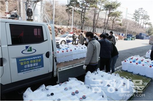 대선주조 기장공장에서 직원들이 차량에 방역용 알코올 주조원료를 싣고 있다.
