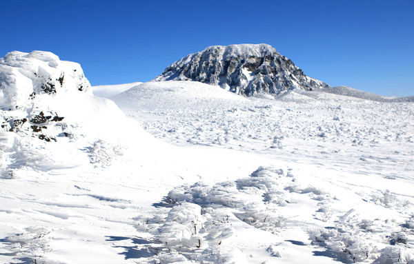 ◆ 이 한라산 사진은 기자가 2005년 겨울 찍은 것입니다.  특징은 한라산 백록담에 눈이 붙어 쌓여 있어  더 한층 한라산이 아름다워 보인다는 것입니다.