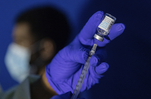미국 뉴욕 예방접종 현장에서 환자에게 엠폭스 백신을 접종하고 있다. 