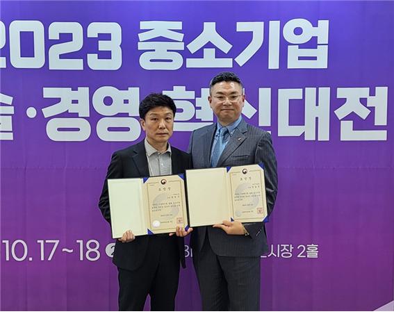 18일 대선주조㈜정승문 이사(오른쪽)와 ㈜코스모 양현석 부장이 정부 포상을 수상했다