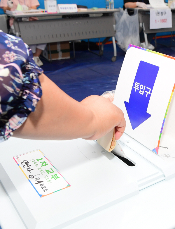 지난해 열린 제8회 전국동시지방선거일에 투표소를 찾은 한 유권자가 투표를 하고 있다. 