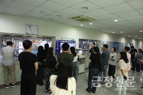 전북테크노파크 관계자들이 대선주조 스마트공정을 둘러보고 있다.]