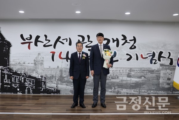 대선주조 최홍성 대표(오른쪽)와 김용식 부산세관장